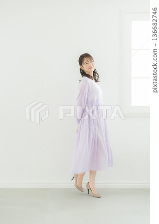 一位身穿淡紫色連身裙的女士 136682746