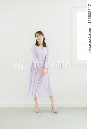 一位身穿淡紫色連身裙的女士 136682747