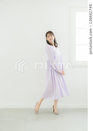 一位身穿淡紫色連身裙的女士 136682748