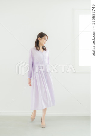 一位身穿淡紫色連身裙的女士 136682749