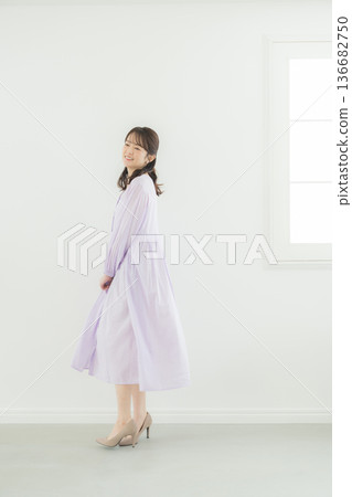 一位身穿淡紫色連身裙的女士 136682750