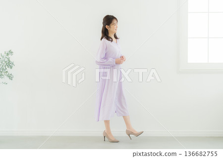 一位身穿淡紫色連身裙的女士 136682755