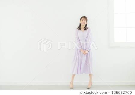 一位身穿淡紫色連身裙的女士 136682760