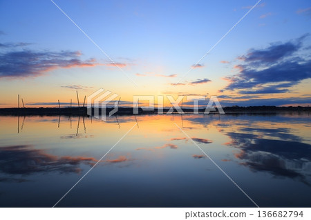 Asahi reflected on the surface of the water 136682794