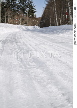 北海道的冬季小徑 136683016