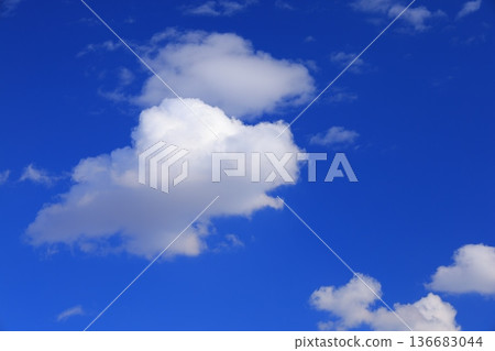 Clouds floating in the blue sky 136683044