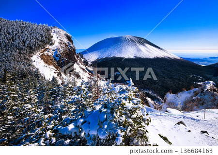 白雪皚皚的活火山淺間山 136684163