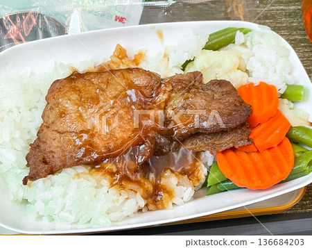 長榮航空台北至巴黎經濟艙機上餐(牛肉醬飯版) 長榮航空台北至巴黎經濟艙機上餐(牛肉醬飯版) 136684203