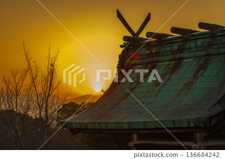 The sun just after sunrise and the north roof of Yanagisawa Shrine 136684242