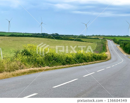 位於法國最西端科爾森角的風力發電場 位於法國最西端科爾森角的風力發電場 136684349