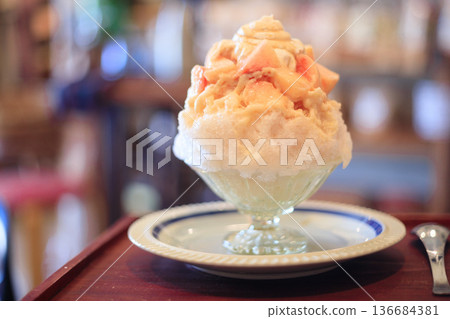 刨冰上淋上桃子果肉 刨冰上淋上桃子果肉 136684381