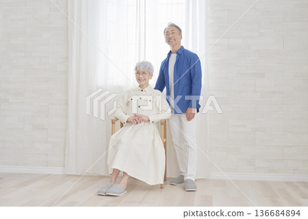 一對老年夫婦在客廳的全身照 136684894