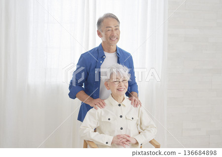 Portrait of a senior couple in the living room 136684898