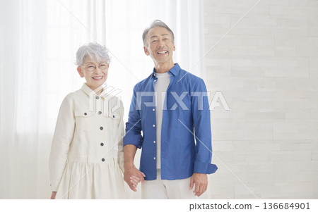 客廳裡一對老年夫婦的肖像 136684901