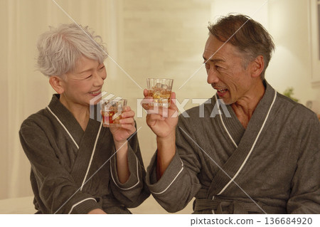 一對老年夫婦在臥室裡喝威士忌 136684920