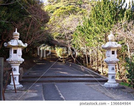通往神社和石燈籠的路 通往神社和石燈籠的路 136684984
