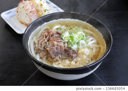 熱氣騰騰的肉烏龍麵 136685054