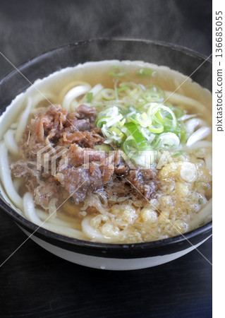 Steaming hot meat udon 136685055