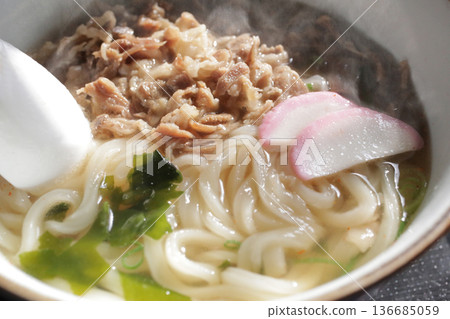 Steaming hot meat udon 136685059