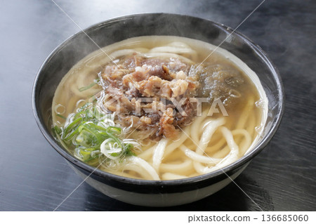 Steaming hot meat udon 136685060