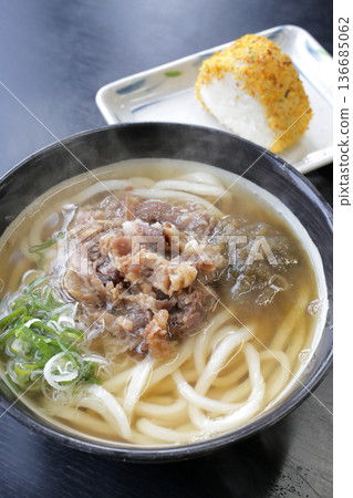 Steaming hot meat udon 136685062