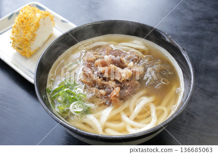 Steaming hot meat udon 136685063