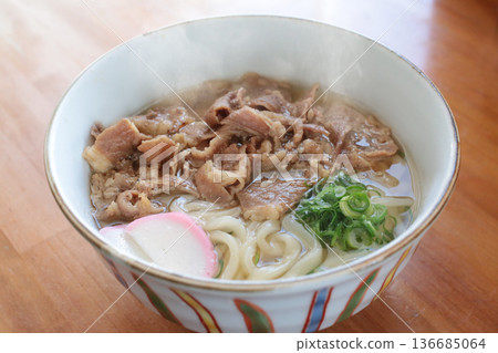 Steaming hot meat udon 136685064