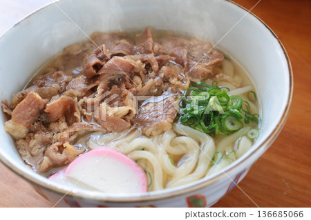 Steaming hot meat udon 136685066