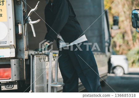 女生 女孩 女性 136685318