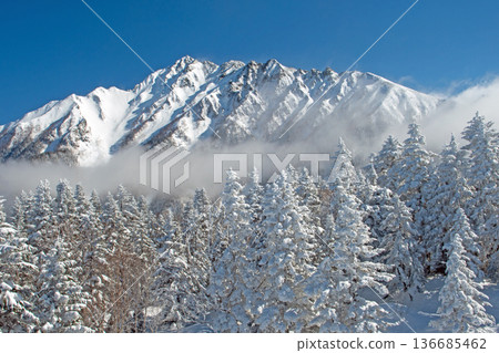從新穗高索道的觀景台上可以看到白雪皚皚的北阿爾卑斯山。 從新穗高索道的觀景台上可以看到白雪皚皚的北阿爾卑斯山。 136685462