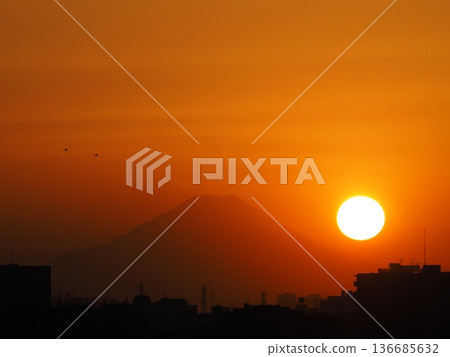 橙色的夕陽和富士山的輪廓 橙色的夕陽和富士山的輪廓 136685632