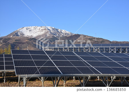 太陽能板與伊吹山的自然環境和諧共存 1 136685850