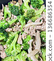 綠花椰菜、蟹味菇和肉末炒菜 136686354