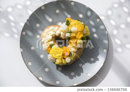 Flower-squeezed bean paste cake 136686798