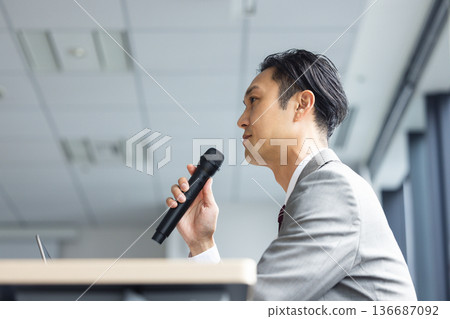一位商人與麥克風交談 136687092