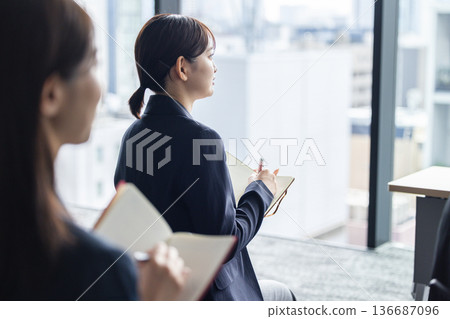 做筆記的女商人 136687096