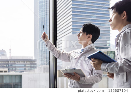 穿工作服的商人 136687104