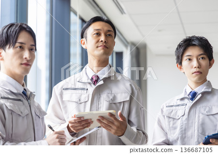 穿工作服的商人 136687105