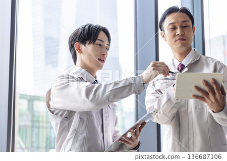 穿工作服的商人 136687106