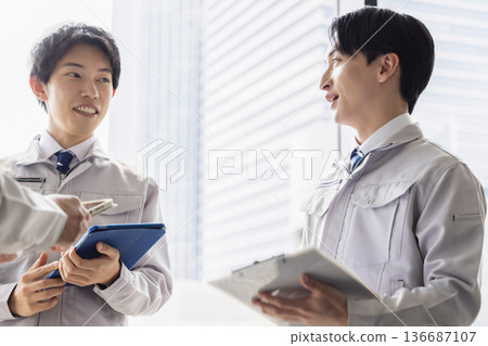 穿工作服的商人 136687107