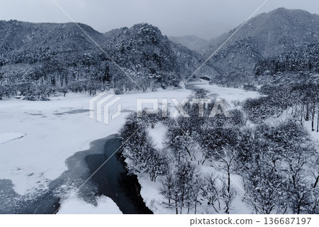 白雪皚皚的湖光山色，碇湖－高對比度 136687197