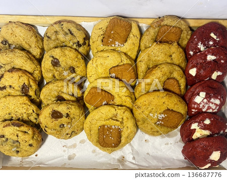Freshly baked cookies with a golden-brown finish and chocolate chips. Perfectly crisp on the edges with a soft center, offering a delicious, comforting treat for any occasion. Freshly baked cookies with a golden-brown finish and chocolate chips. Perfectly crisp on the edges with a soft center, offering a delicious, comforting treat for any occasion. 136687776