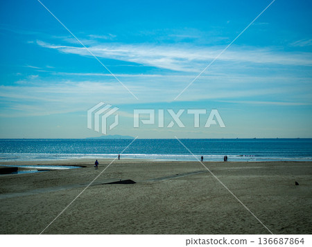 湘南海岸，春日陽光下波光粼粼的海浪 136687864