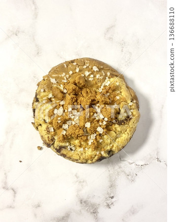 Freshly baked cookies with a golden-brown finish and chocolate chips. Perfectly crisp on the edges with a soft center, offering a delicious, comforting treat for any occasion. Freshly baked cookies with a golden-brown finish and chocolate chips. Perfectly crisp on the edges with a soft center, offering a delicious, comforting treat for any occasion. 136688110
