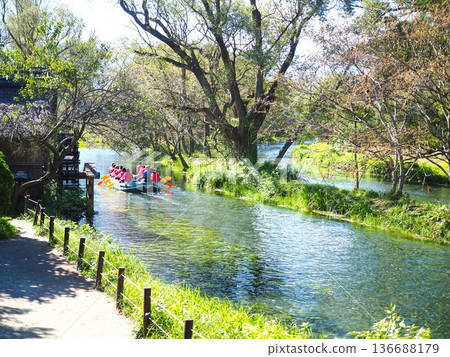 一艘小船沿著阿茲米諾清澈的溪流緩緩駛去。 136688179