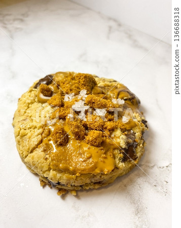 Freshly baked cookies with a golden-brown finish and chocolate chips. Perfectly crisp on the edges with a soft center, offering a delicious, comforting treat for any occasion. Freshly baked cookies with a golden-brown finish and chocolate chips. Perfectly crisp on the edges with a soft center, offering a delicious, comforting treat for any occasion. 136688318
