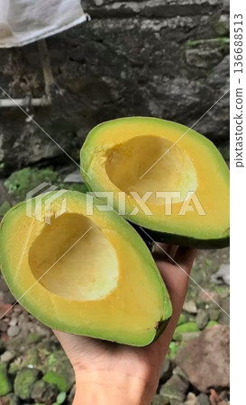 Rich and creamy avocado sliced in half, revealing its smooth green flesh and large seed. Perfect for healthy recipes, smoothies, salads, and guacamole. Fresh, nutritious, and delicious! Rich and creamy avocado sliced in half, revealing its smooth green flesh and large seed. Perfect for healthy recipes, smoothies, salads, and guacamole. Fresh, nutritious, and delicious! 136688513