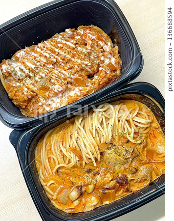 Creamy and rich spaghetti coated in a luscious white sauce, offering a smooth and savory flavor perfect for a comforting and satisfying meal. 136688594