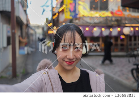 年輕女子在東京一條復古購物街自拍 年輕女子在東京一條復古購物街自拍 136688835