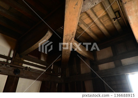 支撐歷史的框架:日本建築中雄偉的樑柱與木結構之美 支撐歷史的框架:日本建築中雄偉的樑柱與木結構之美 136688915